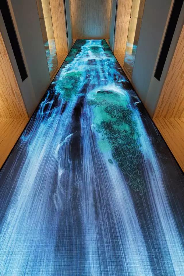 teamLab为东京银座设计的3D电子瀑布，《Universe of Water Particles on the Living Wall》