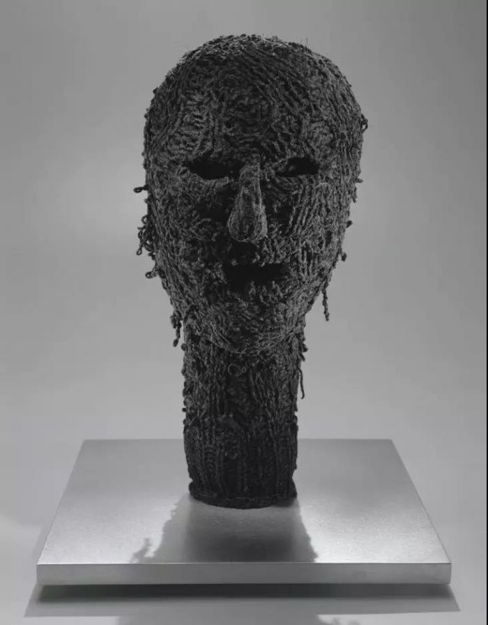 ▲ 路易丝·布尔乔亚，《无题》（Untitled），2003，织物 不锈钢，39.4 x 30.5 x 30.5 厘米 / 15 1/2 x 12 x 12 英寸，? The Easton Foundation / VAGA at ARS, NY / ProLitteris, Zurich，摄影：Christopher Burke