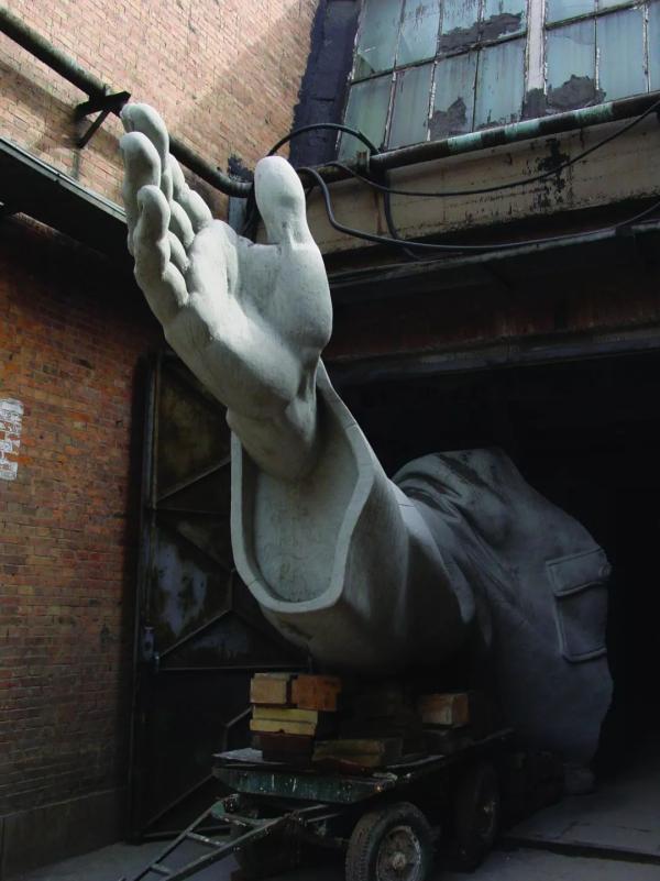 隋建国《右手》，玻璃钢涂漆，2003年