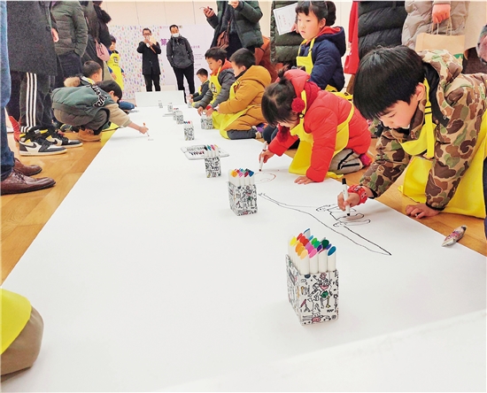 中国美术学院“艺启画话”全国少儿美术作品展现场