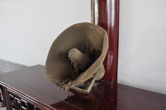 庞海龙《 still·life 一3》可变，灰尘、扩音器 2013