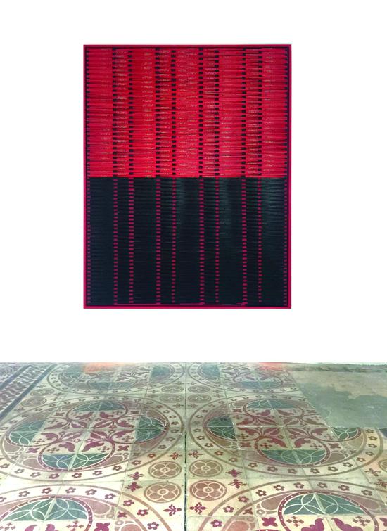  <p>韩绍光《集·合系列》170cmx130cm 龙凤筷子2016，作品陈列课植园内 （图中的地砖是一百多年前的德国地砖）</p>