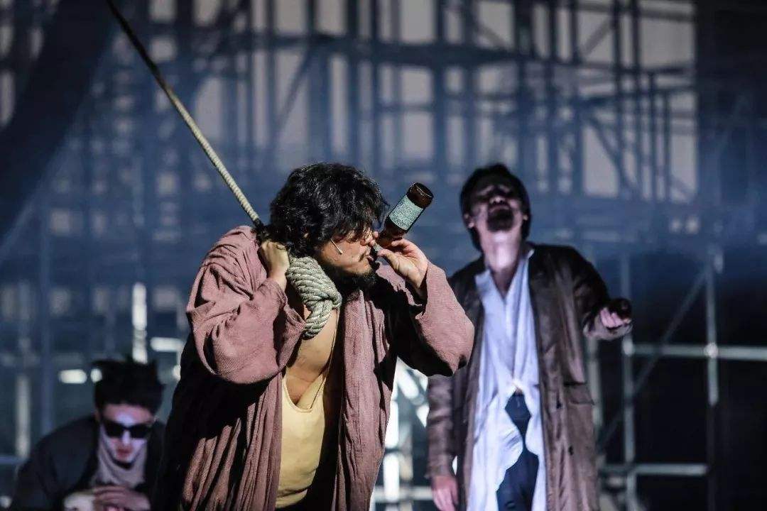 文学作品再登话剧舞台 隐现两个极端