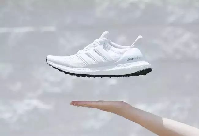 阿迪达斯革命性跑鞋复刻版 低调中升级