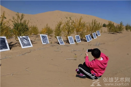 把艺术还给自然(一)——观艺术家王华明“自然美术馆”之响沙湾大沙漠个人展有感