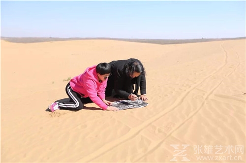 把艺术还给自然(一)——观艺术家王华明“自然美术馆”之响沙湾大沙漠个人展有感