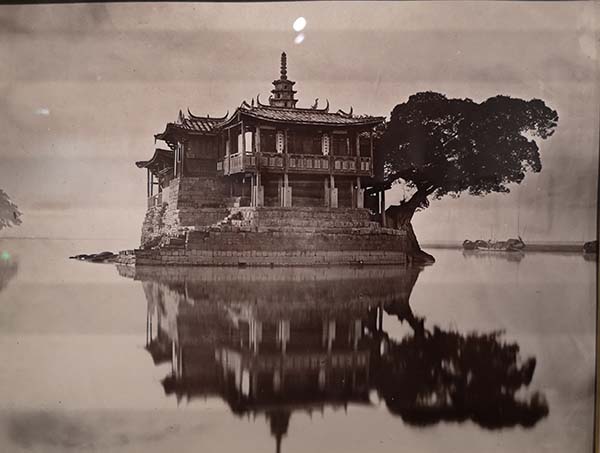 约翰·汤姆逊，《福建闽江金山寺》，约1870年