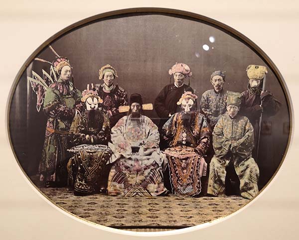 威廉·桑德斯，《戏曲演员》，手工上色蛋白印相，约1865年