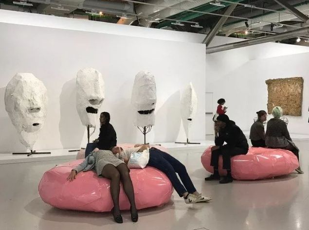 弗朗兹·韦斯特回顾展亮相蓬皮杜