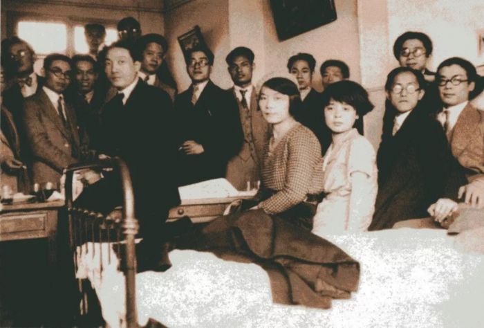 1933年春徐悲鸿在巴黎举办“中国近代绘画展览”，旅法的部分艺术家在黄显之家聚会欢迎。前排左起：徐悲鸿，张悟真，马霁玉，郑可，唐一禾；中排左起：黄显之，秦宣夫，刘曲樵，唐亮，胡善余，曾竹韶，吕斯百，常书鸿；后排左起：谢投八，杨炎，周轻鼎，周圭，王临乙