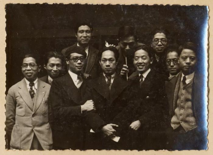 1935年滑田友在巴黎与中国同学合影，前排左起：廖新学、吕斯百、唐一禾、曾竹韶、钱仕文、郑可、黄显之；后排左起：滑田友、王临乙、常书鸿