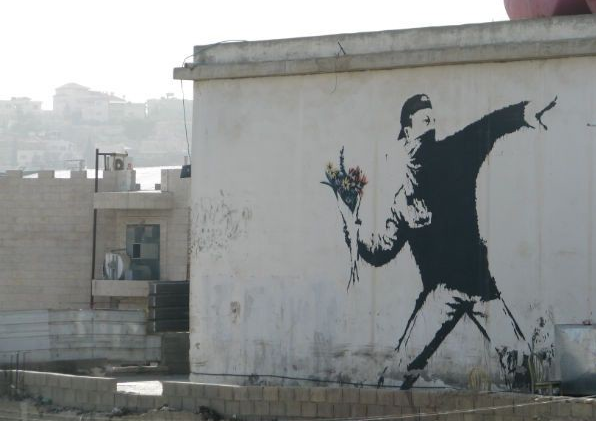 《Love Is In The Air（Flower Thrower）》