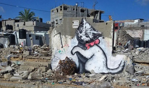 《Internet Cats》:一只小猫把金属球当毛绒球玩耍，班克斯画它是因为现在人们只对小猫照片感兴趣