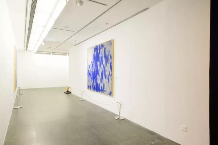 瓦根·克内希特《群体性孤独》，作品由 Roomba 扫地机器人辅助完成