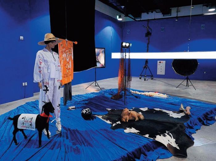 韩国艺术家林珉旭作品《这是我给自己的名字》在釜山双年展现场  图片：Art in America