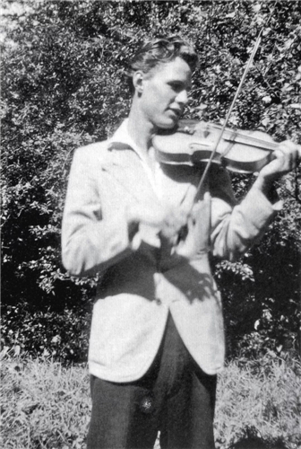 1945-1949年间，阿曼多在不同的（吉普赛）乐团担任第一小提琴手，也在独立庆典上演奏过，但是在19岁时突然放弃演奏小提琴