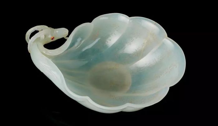 ＞杯，印度北部，公元1660－1680年，底足上有银质支撑环，刻有汉字和一个“璞”字刻印，“璞”意为“未琢之玉”，以及一首乾隆皇帝于1756－1794年间所作的诗