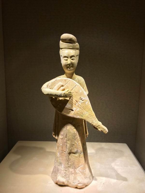 黄釉彩绘弹四弦琵琶女陶俑，隋代
