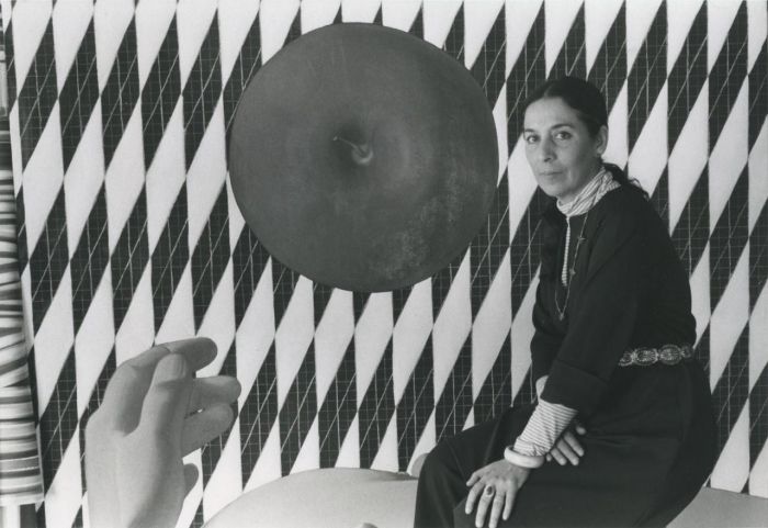 ▲“生活会改变你”，乌尔塔多说道，这张照片是其子马特·穆里坎于1973年拍下的。“我曾经有过多重人生，但每一天，我都是截然不同的。”这段时期，乌尔塔多和丈夫李·穆里坎把圣莫尼卡机场的巴克机库（Barker Hangar）当成工作室。翌年，洛杉矶的女性大楼（Woman’s Building）举办了她的第一个个展，展出了她融合英语和西班牙语单词的画作。摄影：Matt Mullican