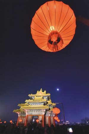 “上元之夜”故宫角楼的灯光与超级月亮相映成辉。