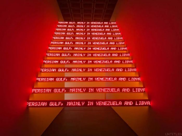 Jenny Holzer, 复制了9/11相关的解密政府文件作为作品“Red Yellow Looming” (2004), LED displays ©Met