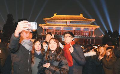 游客在神武门外拍照留念。