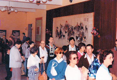 1979年黄胄画展吸引不少外宾前来参观