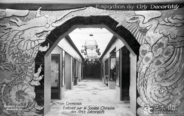 1925年巴黎装饰工艺博览会上，刘既漂负责中国馆设计，大胆采用中国龙与凤凰的元素，赢得法国政府嘉许。