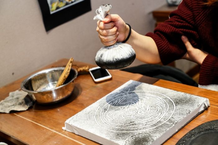 前来参观的观众在故宫博物院内体验旧年俗。新华社记者张漫子摄