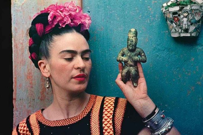 Frida Kahlo with Olmec figurine, 1939. Photograph Nickolas Muray.