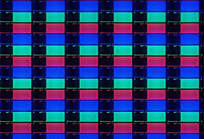 ●微观放大的LCD显示器，每个色块的宽度在半毫米左右