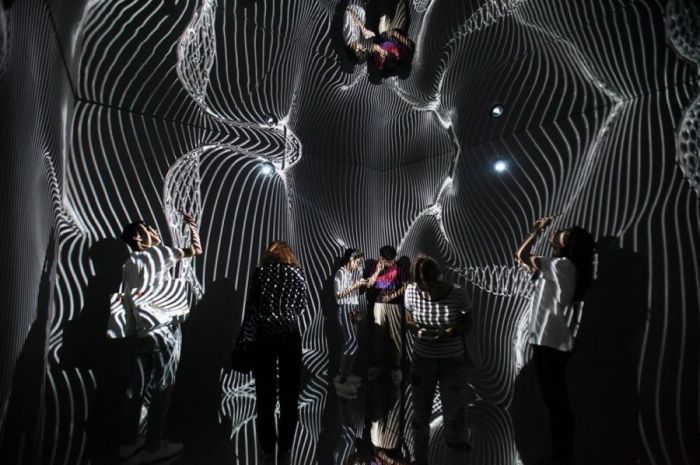 ●「.zip未来艺术展」作品 无穷之屋，Refik Anadol，土耳其，装置，尺寸可变，2015