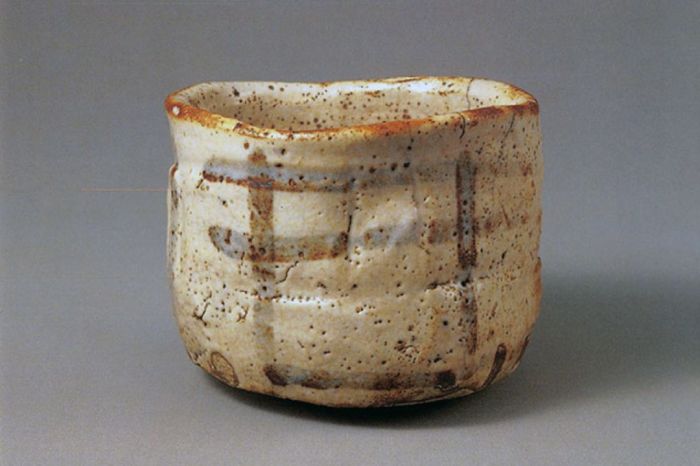●日本国宝茶碗「志野茶碗」 铭：卯花墙（三井纪念美术馆珍藏）。现存的日本「国烧」茶碗只有两件，这是其中一件