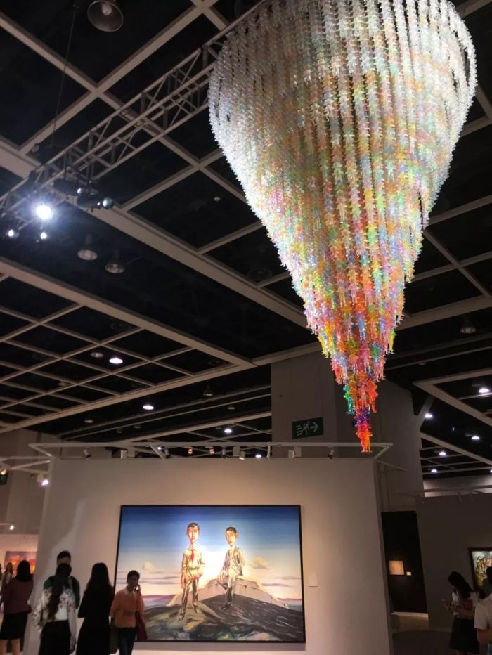 曾梵志《我/我们》油画，徐道获《因果效应》作品，于佳士得预展现场。