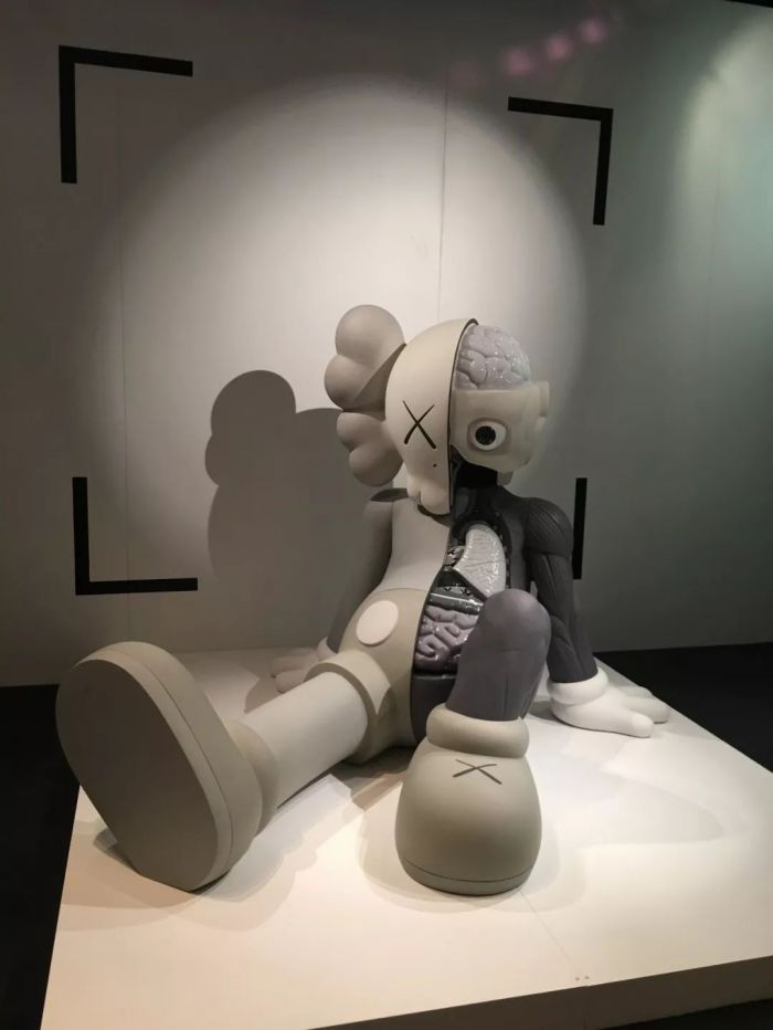 富艺斯夜场推出的KAWS《同伴（休息处）》，以500万港元落槌。