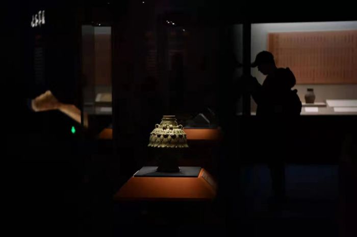 南北朝青瓷莲花尊 摄影/新京报记者 李木易