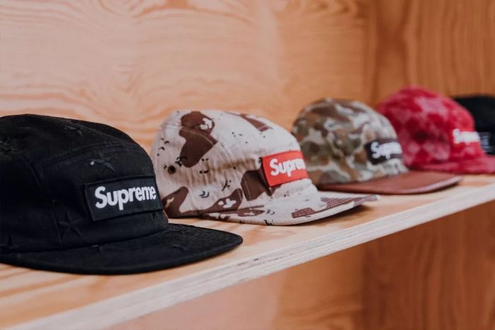 ▲ Sam Tatchev 在柏林开设期间店卖掉了他收藏的 Supreme 给更需要的年轻人
