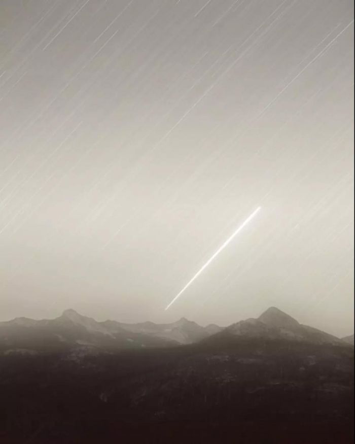 特雷弗·帕格林，《从冰川点看军事星卫星 6 （战略战术中继卫星；美国 169）》【MILSTAR 6 from Glacier Point (Strategic and Tactical Relay Satellite; USA 169)】，2009。图片致谢 Altman Siegel 画廊