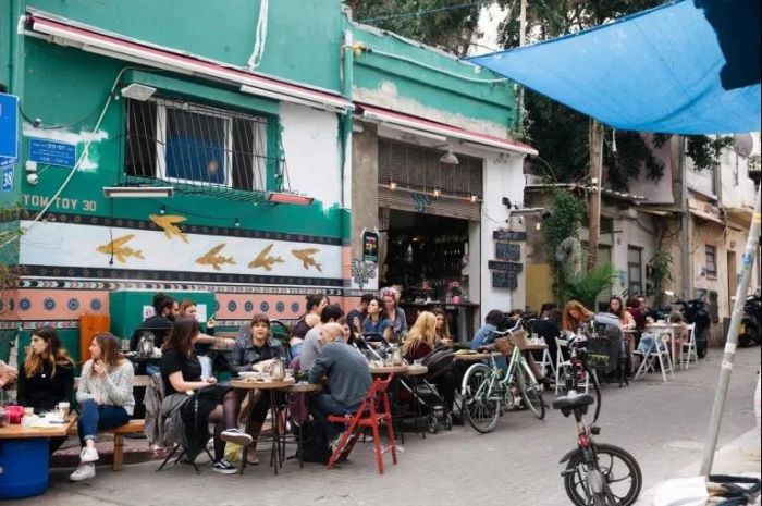 ▲从左到右依次是：Florentine 区由艺术家 Klone 创作的大型涂鸦 Culture Trip； Kerem Hateimanim 的 Camel Market，特拉维夫最大的市场 Culture Trip；