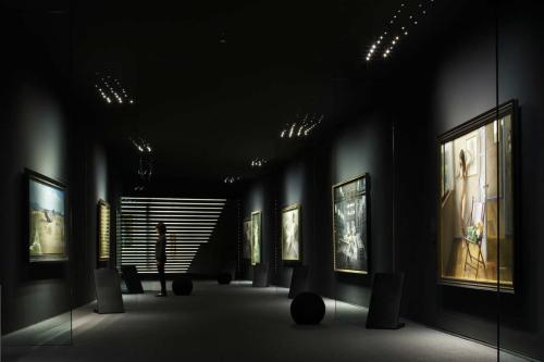 中国策展人的身份困境