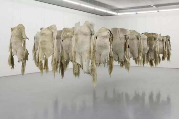 上图：Mntambo 作品“Emabutfo”下图：Mntambo 作品“Minotaurus”