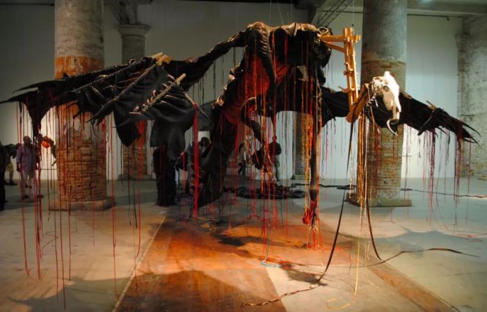 上图：Hlobo 装置作品，展示于2011年威尼斯双年展下图：Hlobo 作品 
