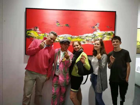 藏家与参展单位合影