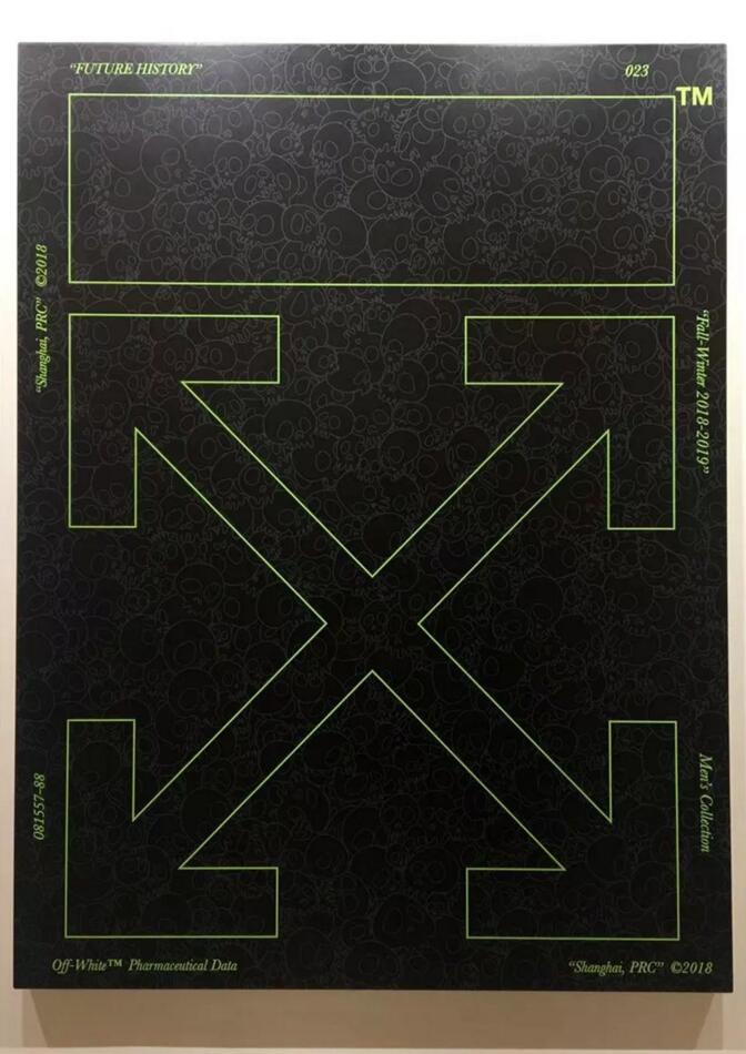 带有潮牌logo的村上隆作品