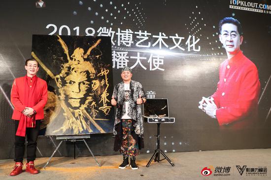 六小龄童与演画艺术家黄凤荣作品合影