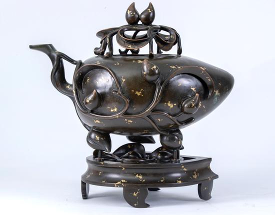 △《点金带座寿桃熏炉》，50cm×53cm，作者：陈巧生