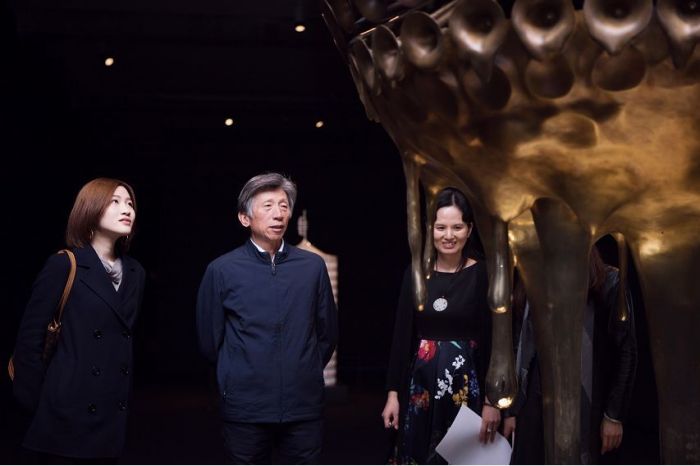 中央美术学院院长范迪安（左）观看展览