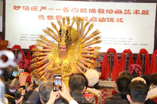 北京残疾人“心灵之声”艺术团表演舞蹈《千手观音》
