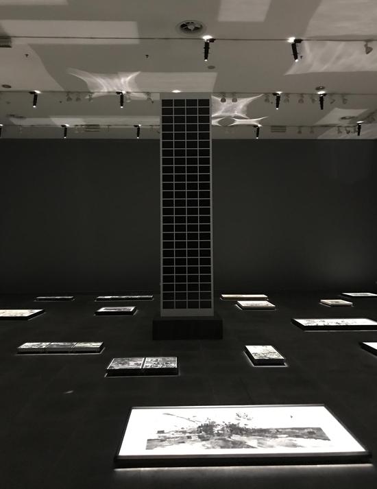 王劲松个展“执白落黑”现场