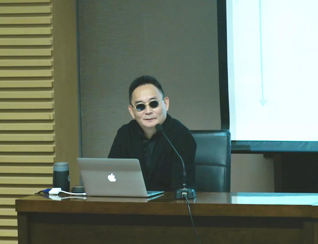 清华大学美术学院染织服装艺术设计系教授肖文陵应邀为北服时尚传播